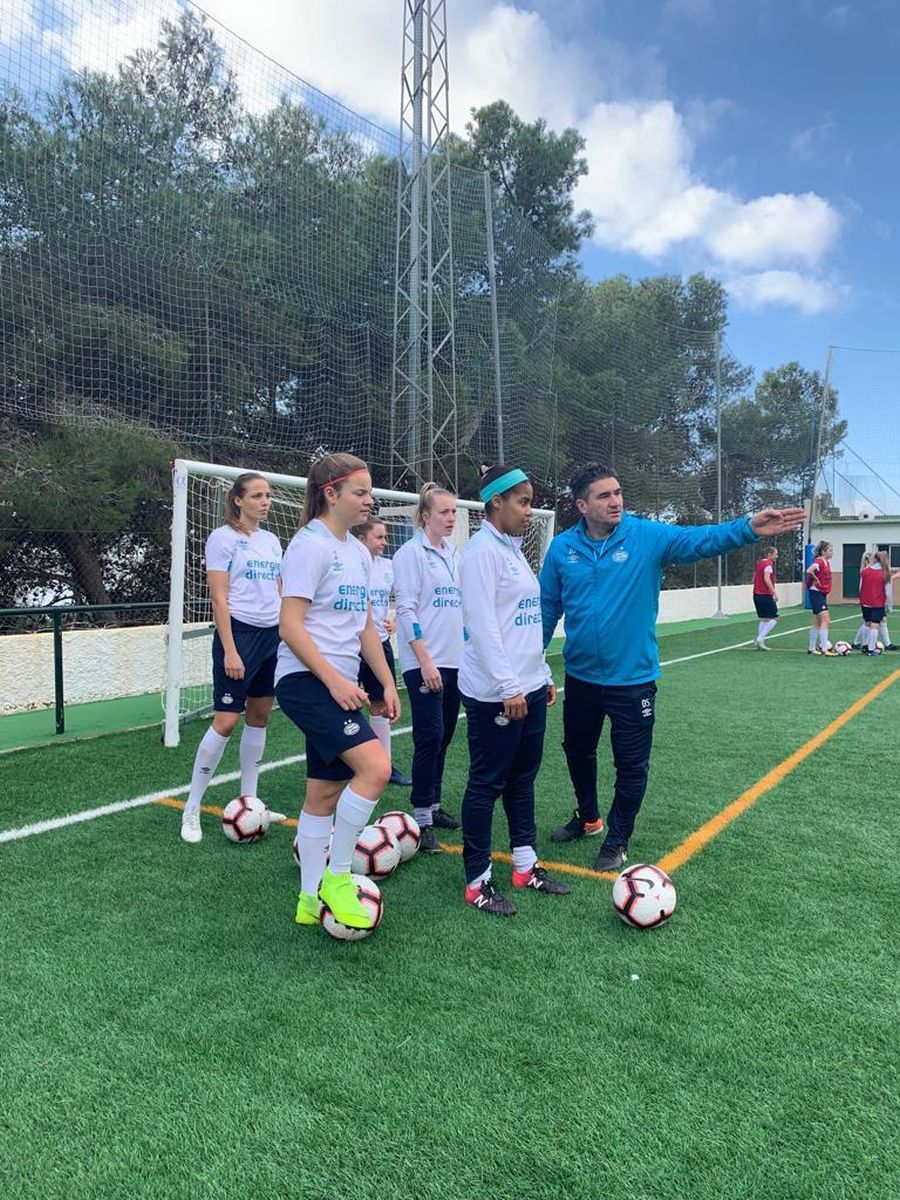 INTERVIU EXCLUSIV // FOTO Ovidiu Stângă antrenează echipa de fete a lui PSV Eindhoven: „Ele muncesc de le sar capacele pentru o mie de euro în plus” + „Vere, aici merge doar performanța, nu numele!”