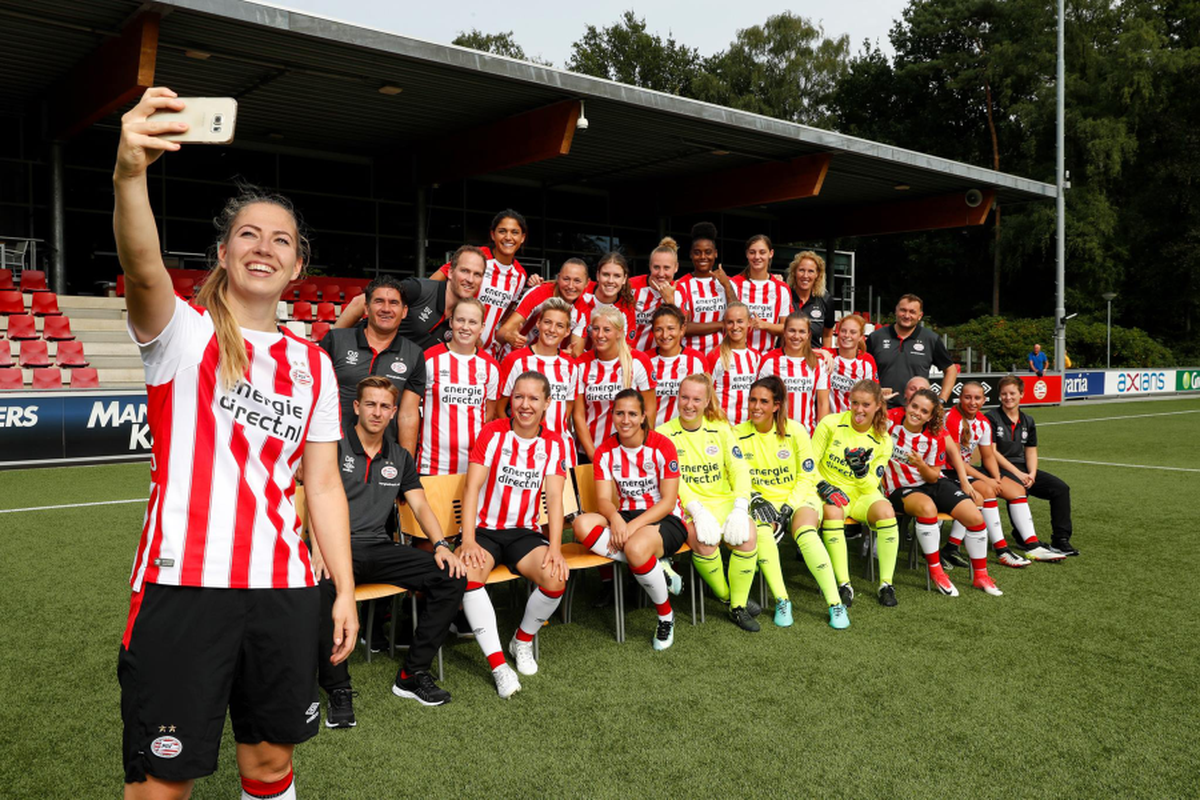 INTERVIU EXCLUSIV // FOTO Ovidiu Stângă antrenează echipa de fete a lui PSV Eindhoven: „Ele muncesc de le sar capacele pentru o mie de euro în plus” + „Vere, aici merge doar performanța, nu numele!”