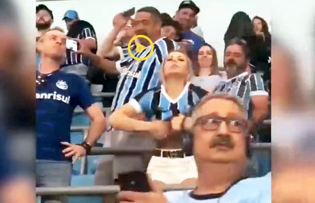VIDEO + FOTO S-a dezbrăcat de bucurie în tribună la meciul lui Gremio » Blonda sexy nu s-a mai controlat!