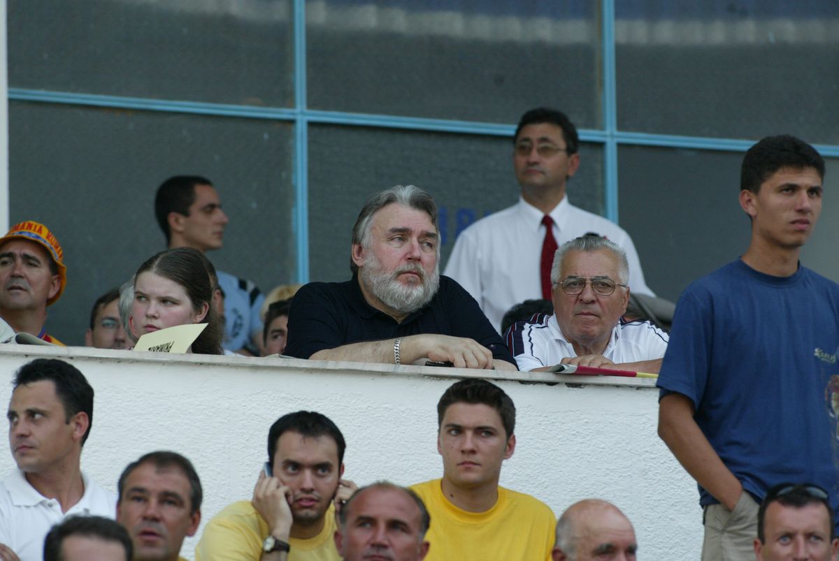 FOTO Cu ce tricouri au intrat azi pe teren jucătorii lui FC U Craiova, la primul meci după ce Mititelu a ajuns după gratii