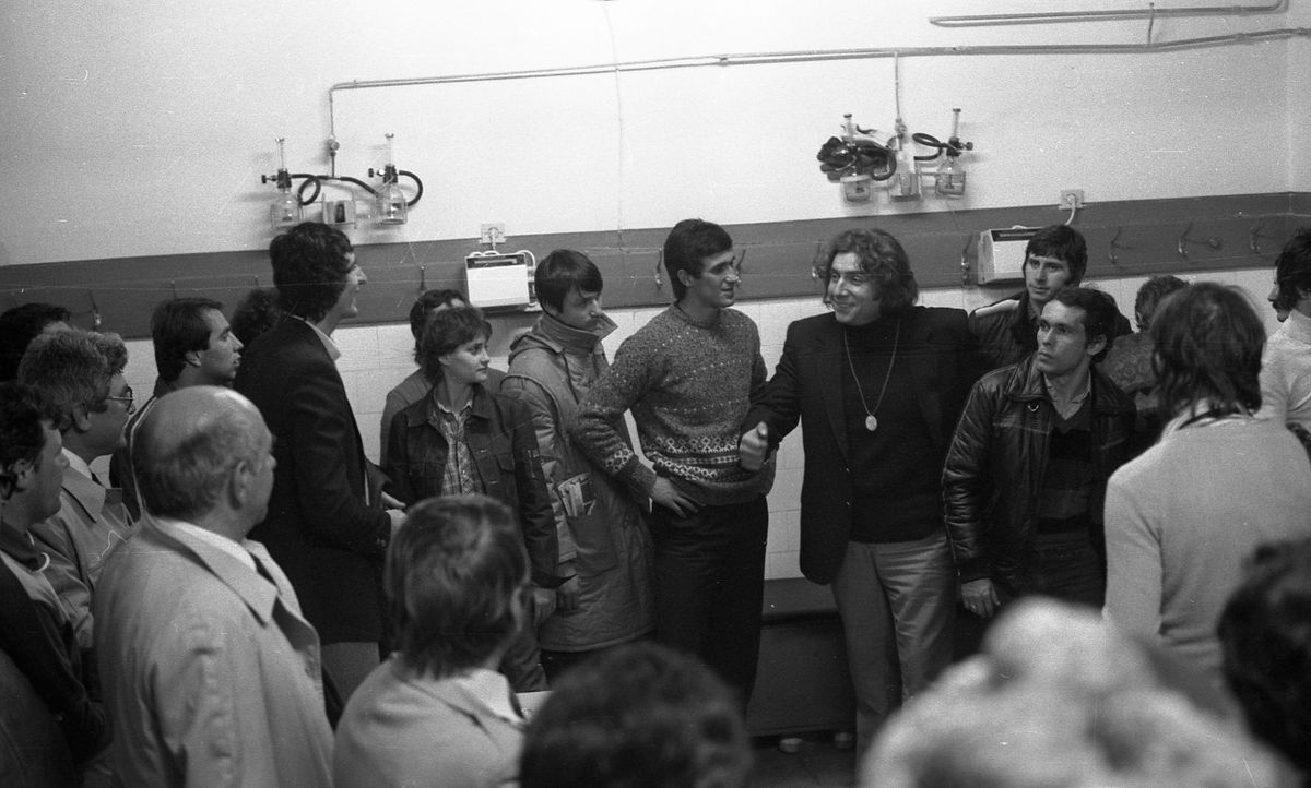 FOTO Cu ce tricouri au intrat azi pe teren jucătorii lui FC U Craiova, la primul meci după ce Mititelu a ajuns după gratii