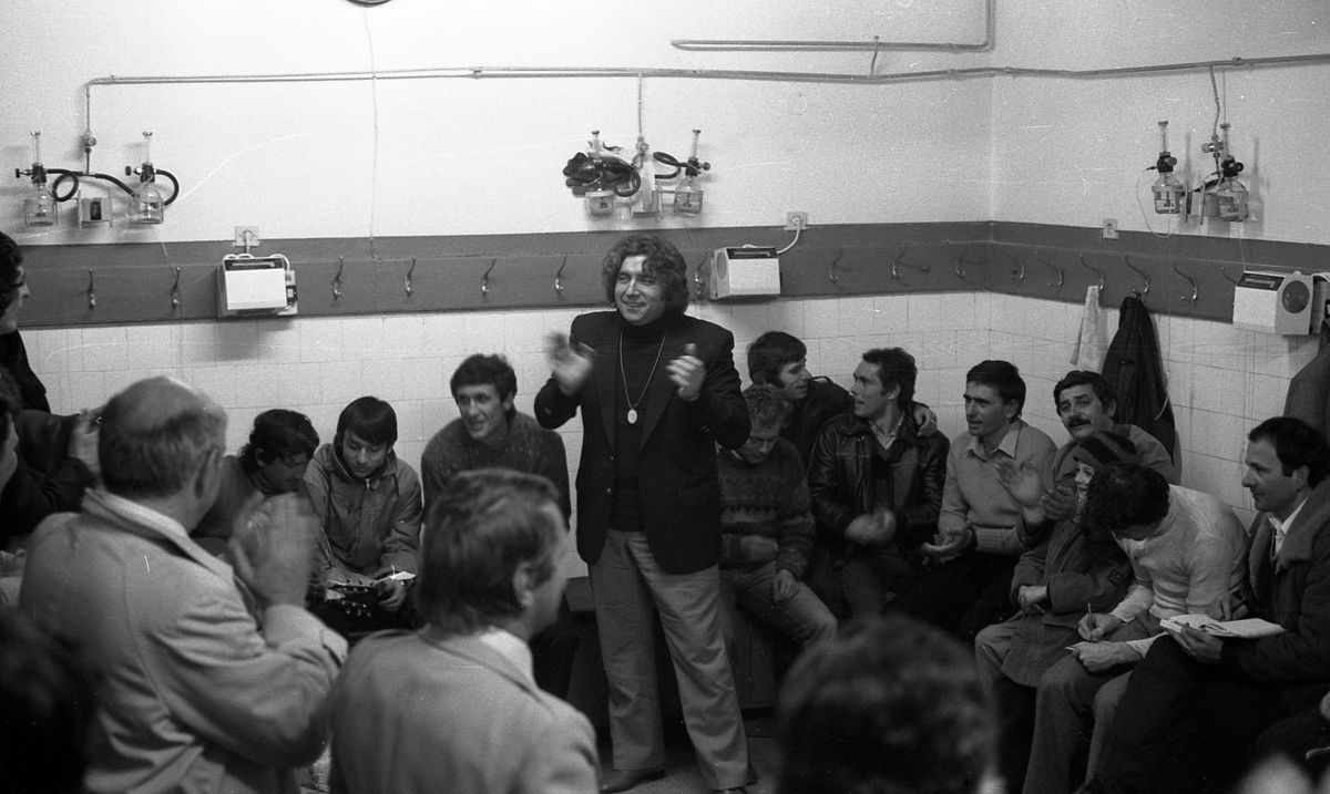 RETRO GSP. 10 ani de la moartea controversatului Adrian Păunescu. 3 poezii remarcabile despre Rapid, Craiova și Dobrin