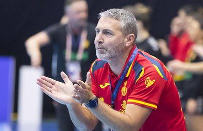 Primul antrenor schimbat în Liga Florilor. Rapid l-a adus pe bancă pe selecționerul Spaniei!