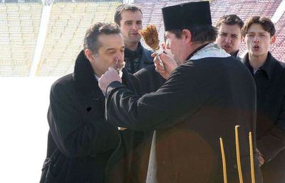 Se retrage Gigi Becali la mănăstire? „Nu face altceva decât rugăciuni, biserică și slujbe”