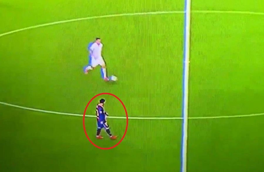 Lionel Messi a fost surprins mergând pe teren Lionel Messi a fost surprins mergând pe teren