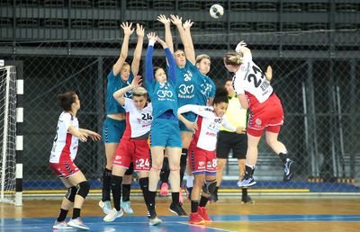 Îmbolnăviri în masă la handbal: 20 de cazuri la Bistrița, 6 la Craiova, unu la Cisnădie