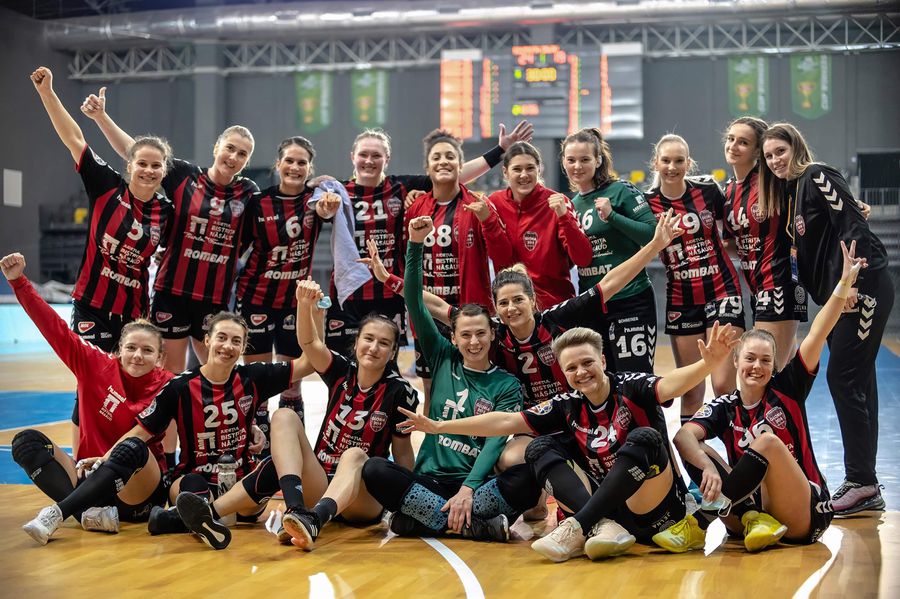 Gloria Bistrița a câștigat două partide la Sf. Gheorghe și a pierdut două FOTO Dan Potor Îmbolnăviri în masă la handbal: 20 de cazuri la Bistrița, 6 la Craiova, unu la Cisnădie