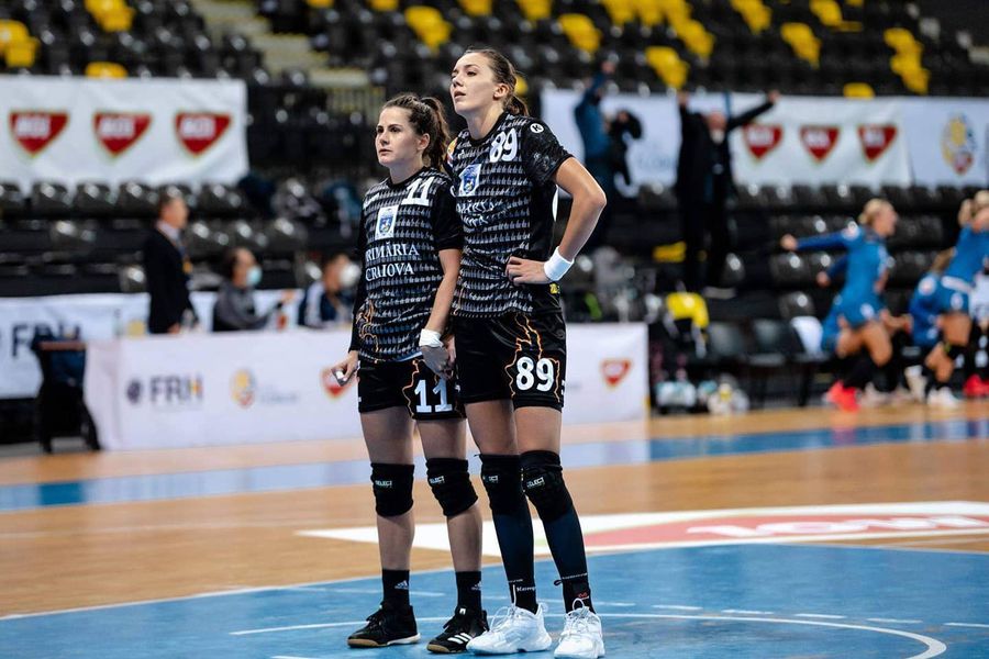Cristina Zamfir (dreapta) are test pozitiv. Colega ei, Ana Maria Țicu va afla rezultatul azi FOTO Dan Potor Îmbolnăviri în masă la handbal: 20 de cazuri la Bistrița, 6 la Craiova, unu la Cisnădie