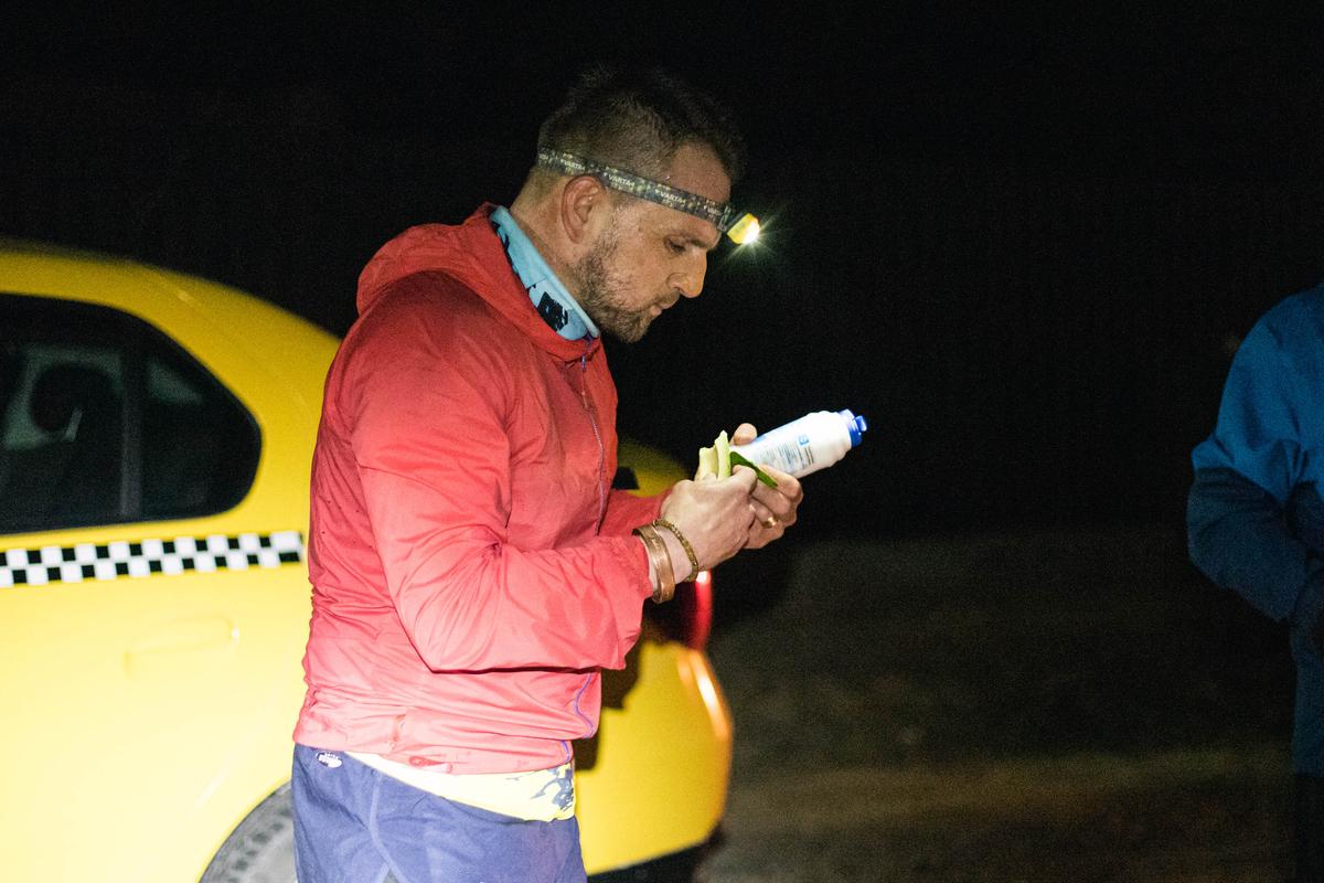 Semnal de alarmă tras prin intermediul sportului » A alergat 150 de kilometri pe E85-Drumul Morții, pentru a se monta separatoare rutiere