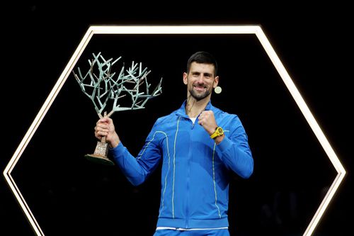Novak Djokovic cu trofeul de la Paris Foto Guliver/GettyImages
