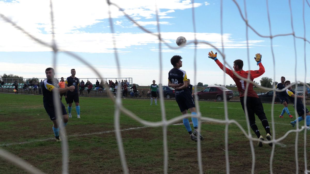 Fotbal la Lungulețu printre tone de varză! »„Am chemat «Uberul» ca să nu vin prin noroaie. Trage-i frâna de mână la cal”