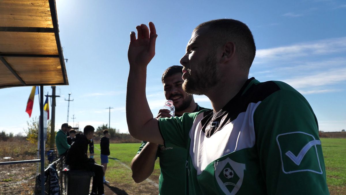 Fotbal la Lungulețu printre tone de varză! »„Am chemat «Uberul» ca să nu vin prin noroaie. Trage-i frâna de mână la cal”