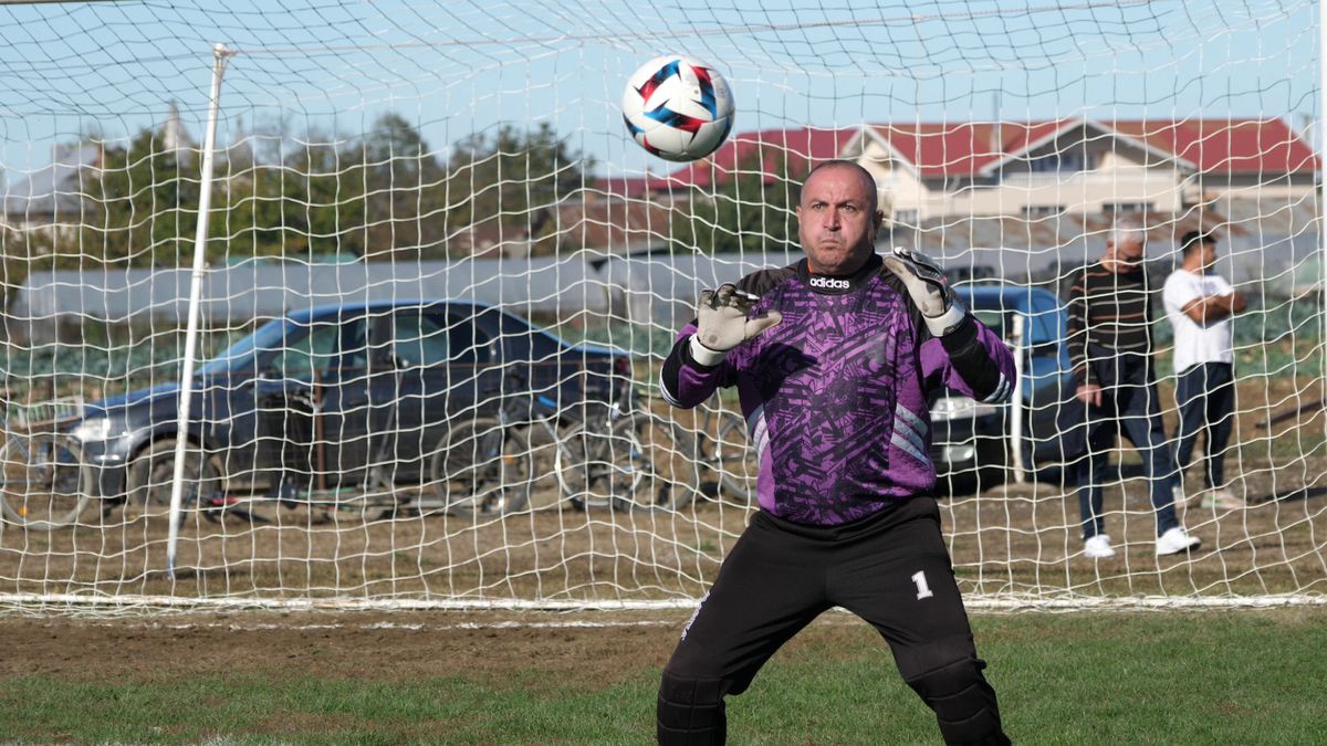 Fotbal la Lungulețu printre tone de varză! »„Am chemat «Uberul» ca să nu vin prin noroaie. Trage-i frâna de mână la cal”