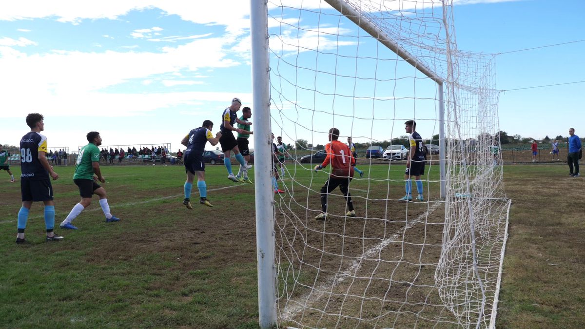 Fotbal la Lungulețu printre tone de varză! »„Am chemat «Uberul» ca să nu vin prin noroaie. Trage-i frâna de mână la cal”