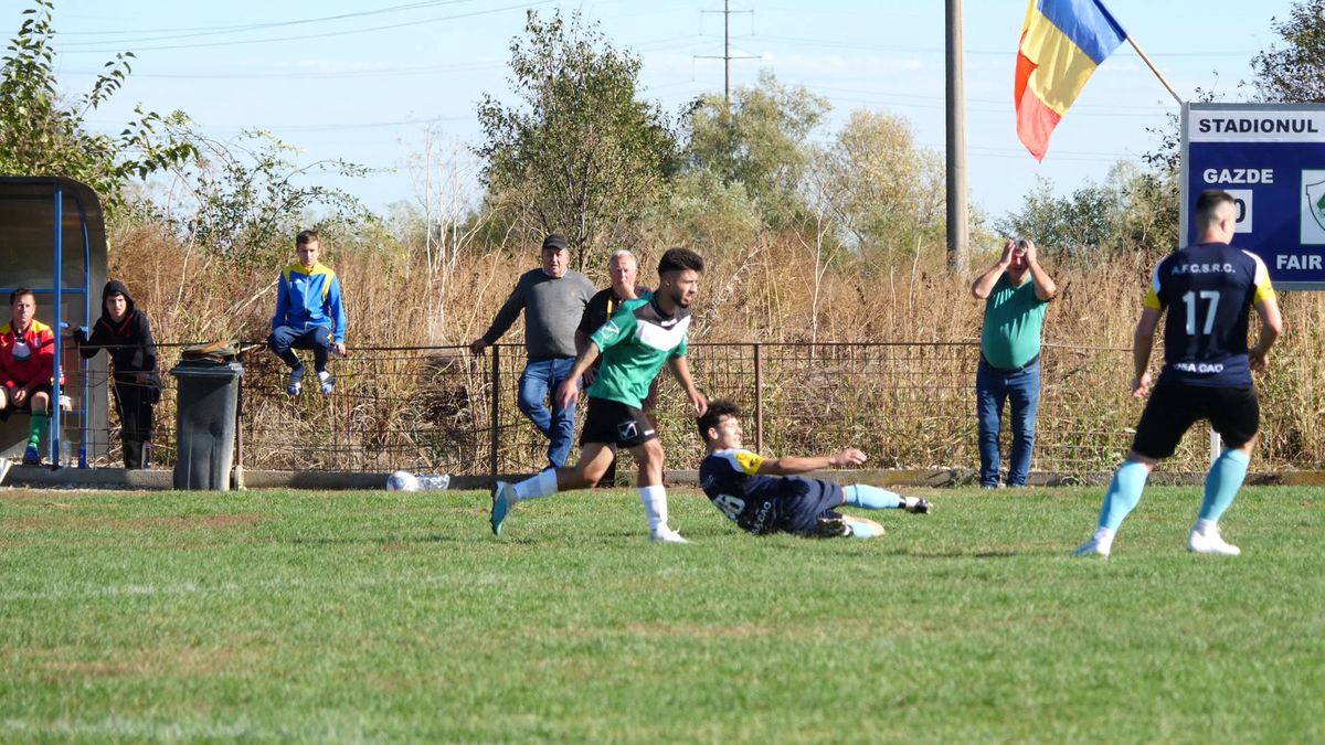 Fotbal la Lungulețu printre tone de varză! »„Am chemat «Uberul» ca să nu vin prin noroaie. Trage-i frâna de mână la cal”