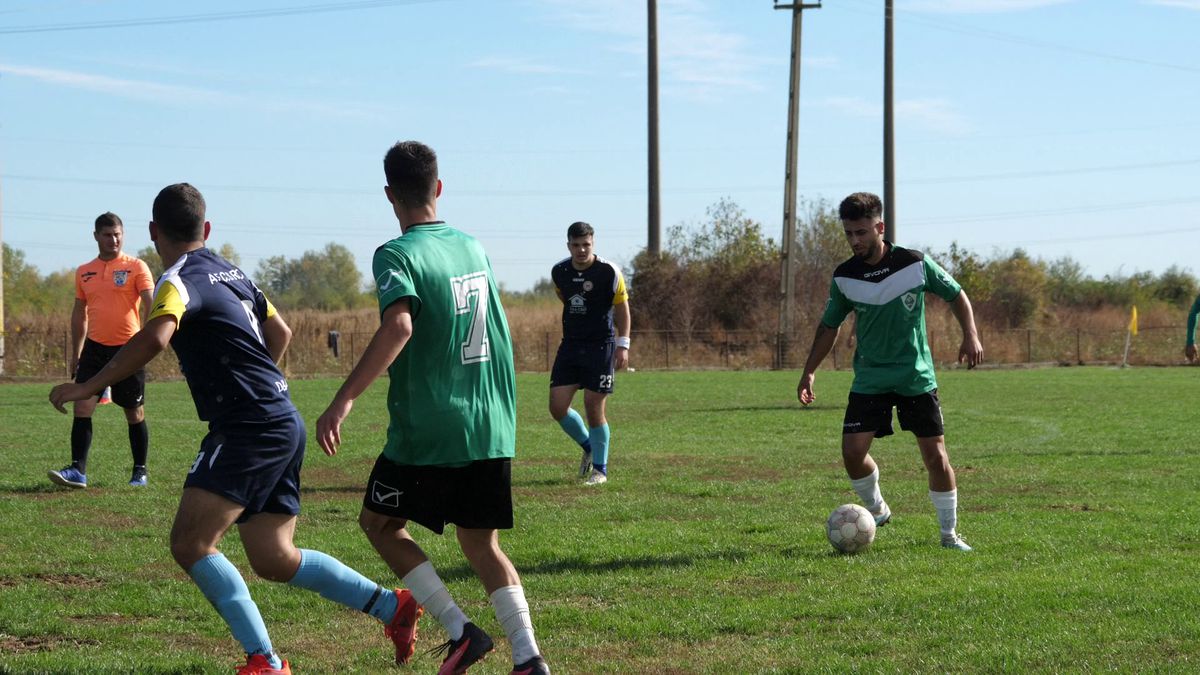 Fotbal la Lungulețu printre tone de varză! »„Am chemat «Uberul» ca să nu vin prin noroaie. Trage-i frâna de mână la cal”