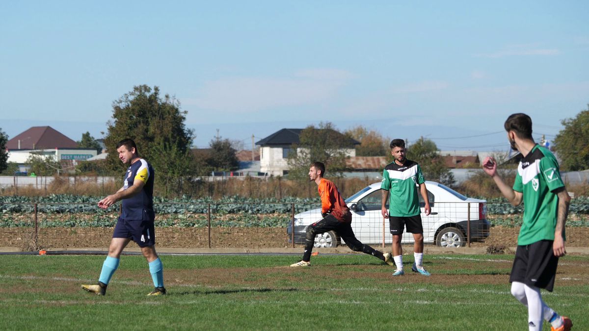 Fotbal la Lungulețu printre tone de varză! »„Am chemat «Uberul» ca să nu vin prin noroaie. Trage-i frâna de mână la cal”