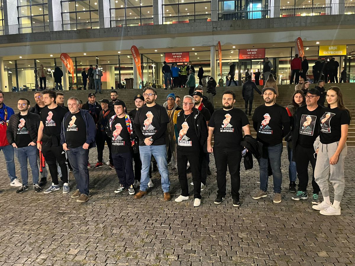 Protest împotriva lui Gigi Becali pe treptele Arenei Naționale: „Ne-a ajuns cuțitul la os!”