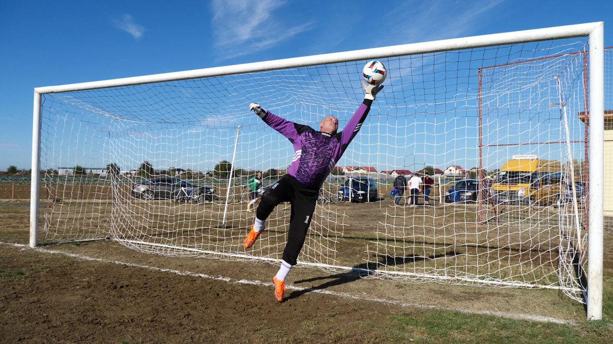 Fotbal la Lungulețu printre tone de varză! »„Am chemat «Uberul» ca să nu vin prin noroaie. Trage-i frâna de mână la cal”