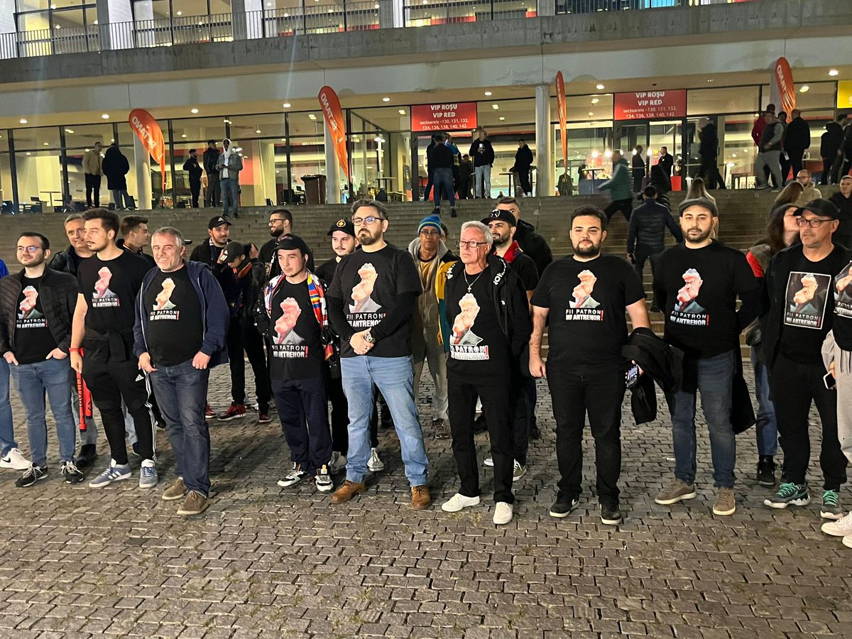 Galeria FCSB a afișat un banner cu un mesaj direct către un cunoscut om de televiziune