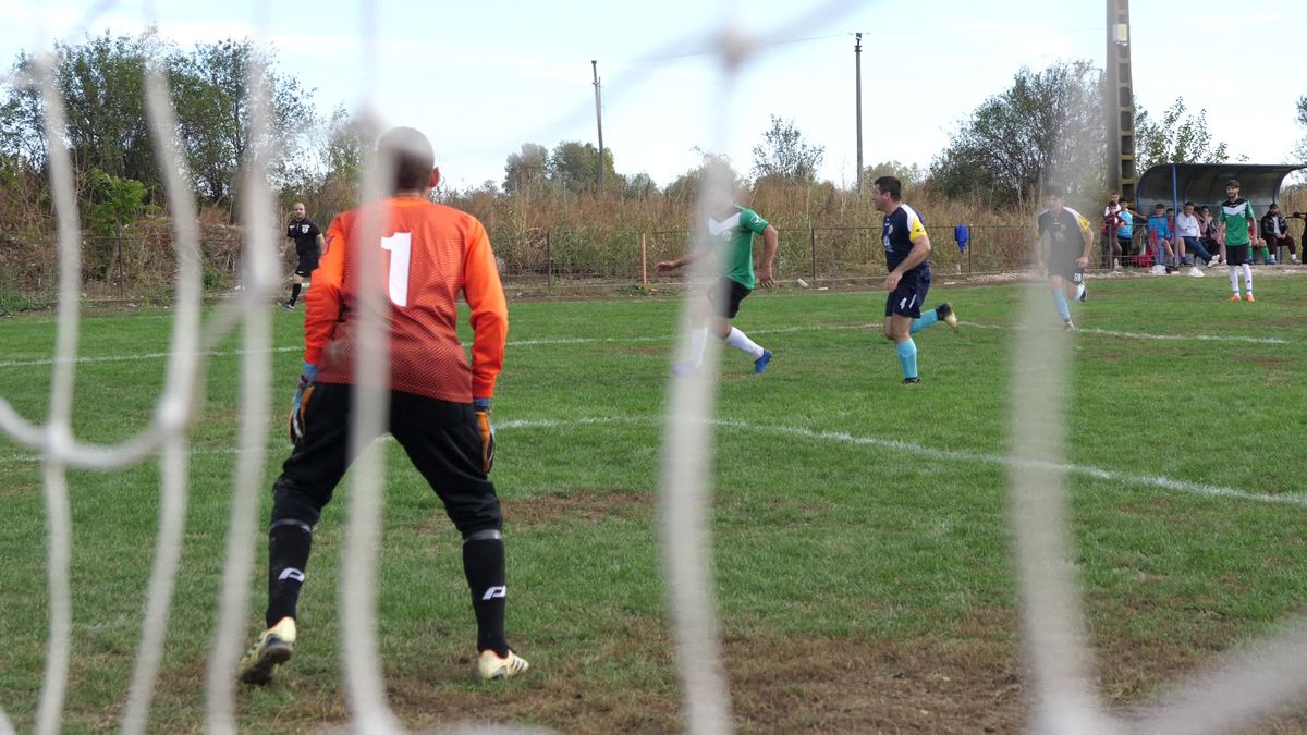 Fotbal la Lungulețu printre tone de varză! »„Am chemat «Uberul» ca să nu vin prin noroaie. Trage-i frâna de mână la cal”