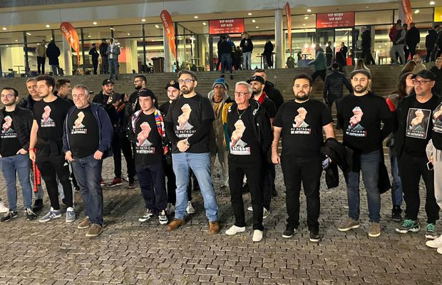 Protest împotriva lui Gigi Becali pe treptele Arenei Naționale: „Ne-a ajuns cuțitul la os!”