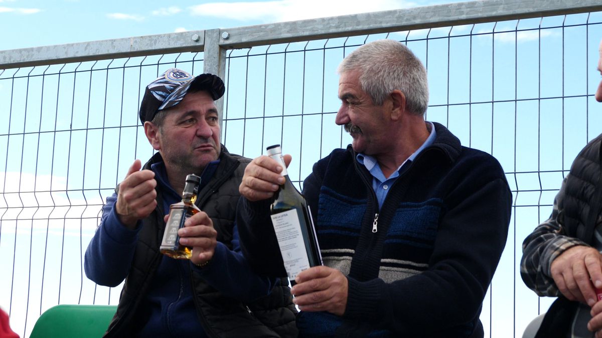 Fotbal la Lungulețu printre tone de varză! »„Am chemat «Uberul» ca să nu vin prin noroaie. Trage-i frâna de mână la cal”