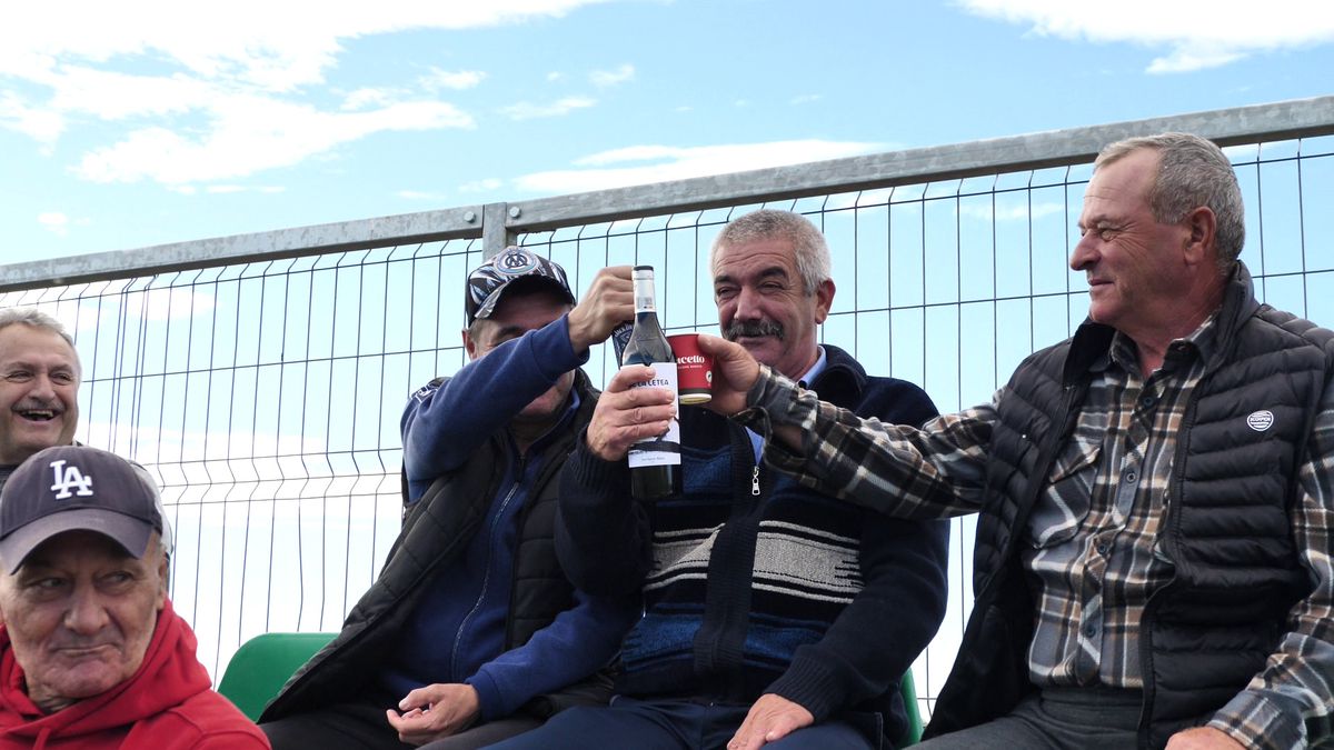 Fotbal la Lungulețu printre tone de varză! »„Am chemat «Uberul» ca să nu vin prin noroaie. Trage-i frâna de mână la cal”