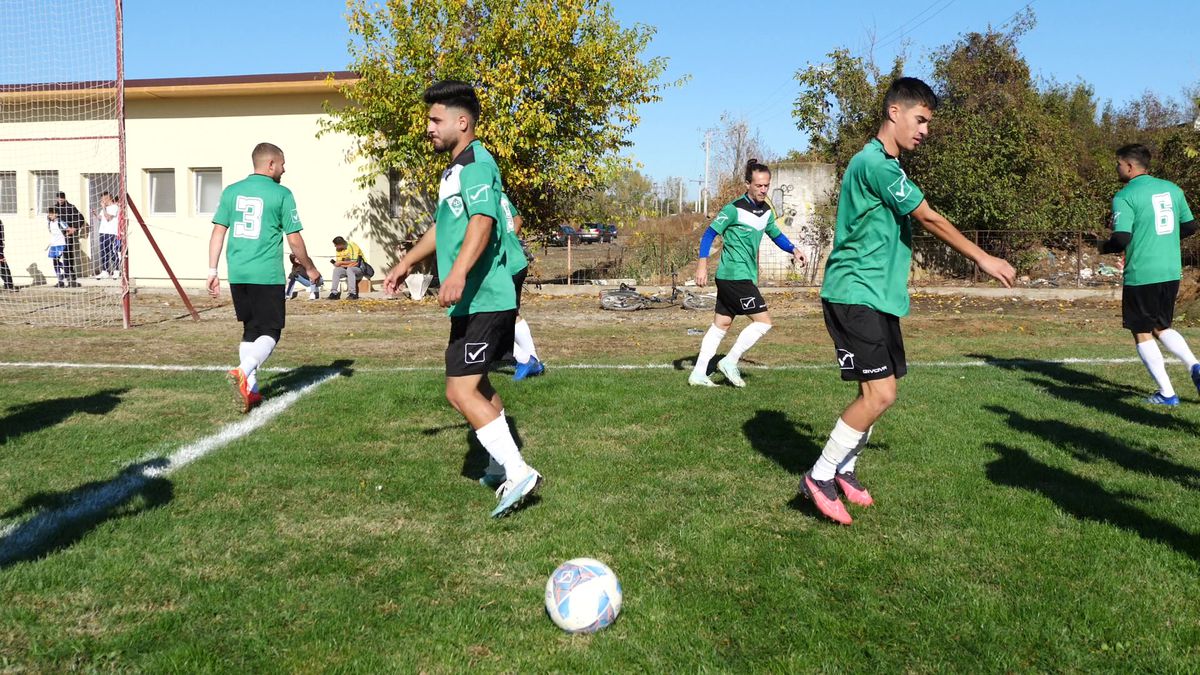 Fotbal la Lungulețu printre tone de varză! »„Am chemat «Uberul» ca să nu vin prin noroaie. Trage-i frâna de mână la cal”