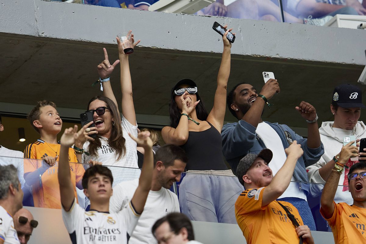 Cum au fost surprinși Kim Kardashian și Lewis Hamilton în loja de la  Super Bowl