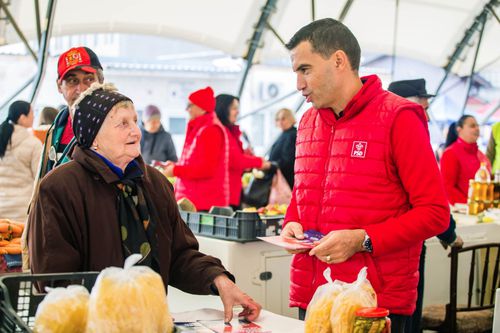 Ovidiu Hațegan, în campanie electorală în Arad. FOTO: Facebook