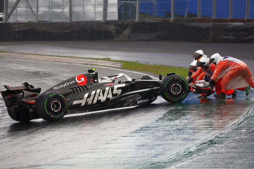 Nico Hulkenberg a fost ajutat de stewarzi să revină pe circuit // foto: Guliver/gettyimages