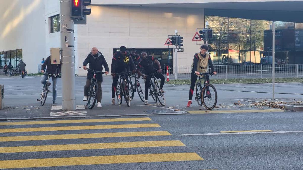 Jucătorii celor de la Basel vin la antrenament pe bicicletă + asaltați de copii pe trecerea de pietoni