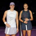 Iga Swaitek și Amanda Anisimova la începutul partidei FOTO Guliver/GettyImages
