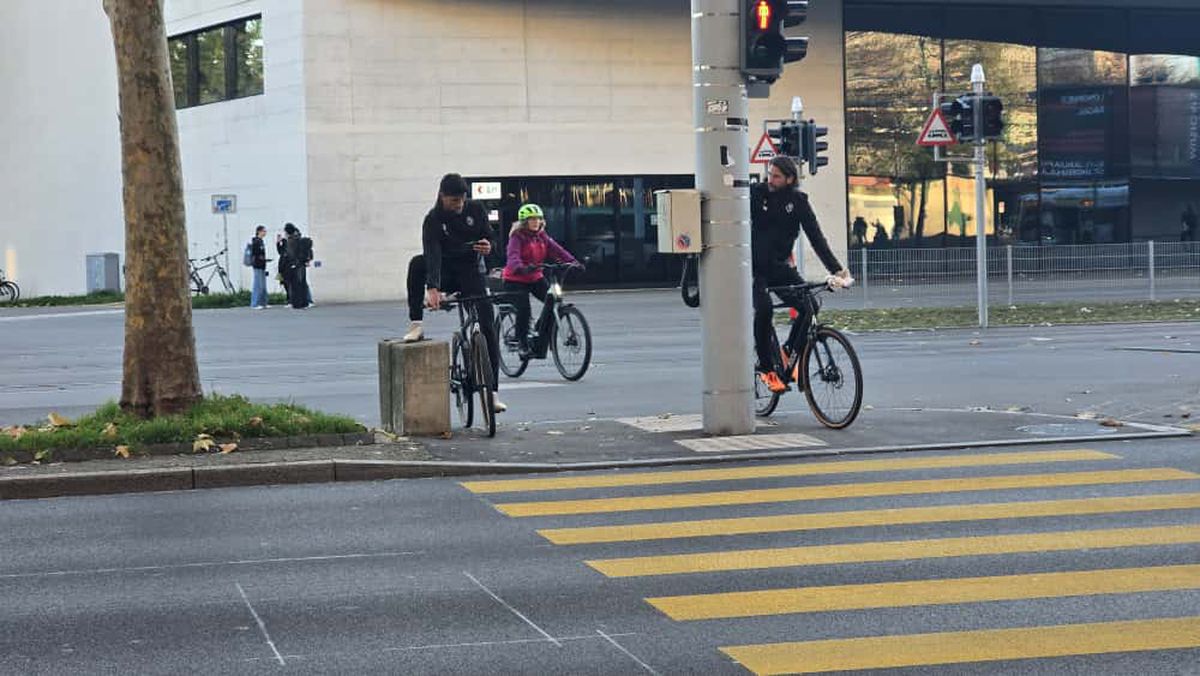 Jucătorii celor de la Basel vin la antrenament pe bicicletă + asaltați de copii pe trecerea de pietoni