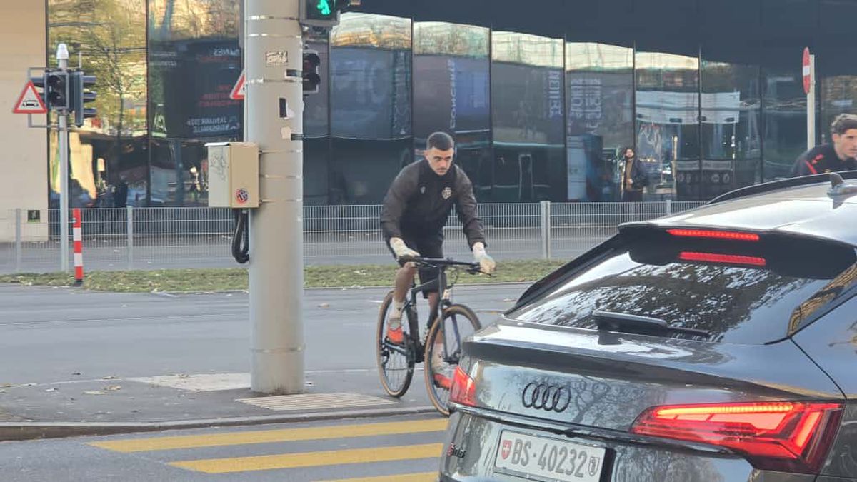 Jucătorii celor de la Basel vin la antrenament pe bicicletă + asaltați de copii pe trecerea de pietoni