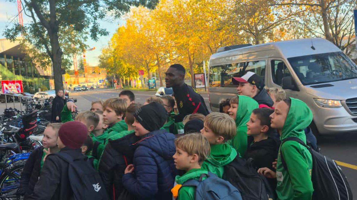 Jucătorii celor de la Basel vin la antrenament pe bicicletă + asaltați de copii pe trecerea de pietoni