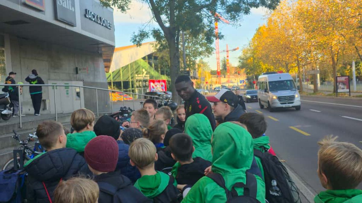 Jucătorii celor de la Basel vin la antrenament pe bicicletă + asaltați de copii pe trecerea de pietoni