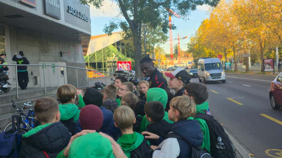 Jucătorii celor de la Basel vin la antrenament pe bicicletă + asaltați de copii pe trecerea de pietoni
