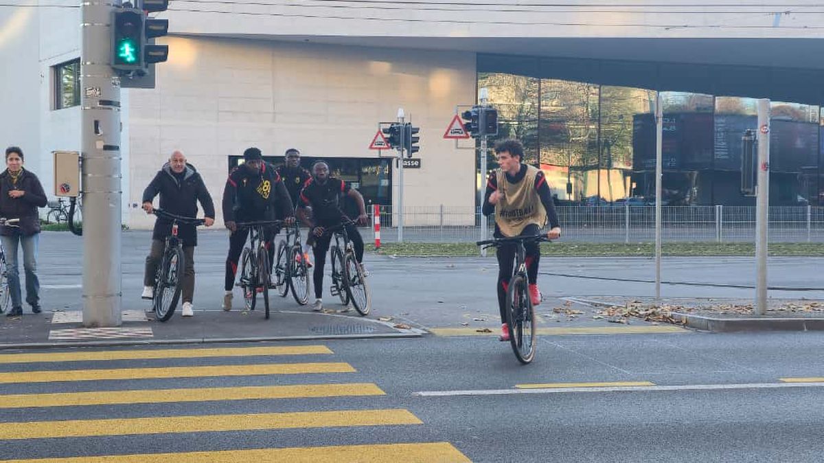 Jucătorii celor de la Basel vin la antrenament pe bicicletă + asaltați de copii pe trecerea de pietoni