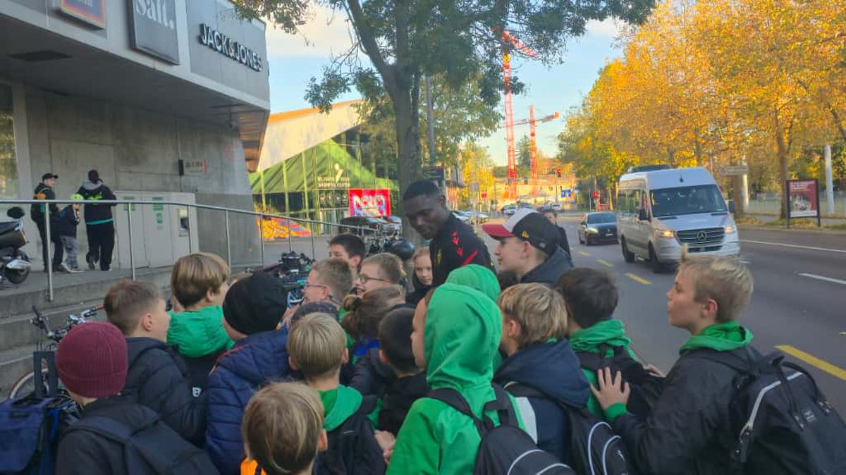 Jucătorii celor de la Basel vin la antrenament pe bicicletă + asaltați de copii pe trecerea de pietoni