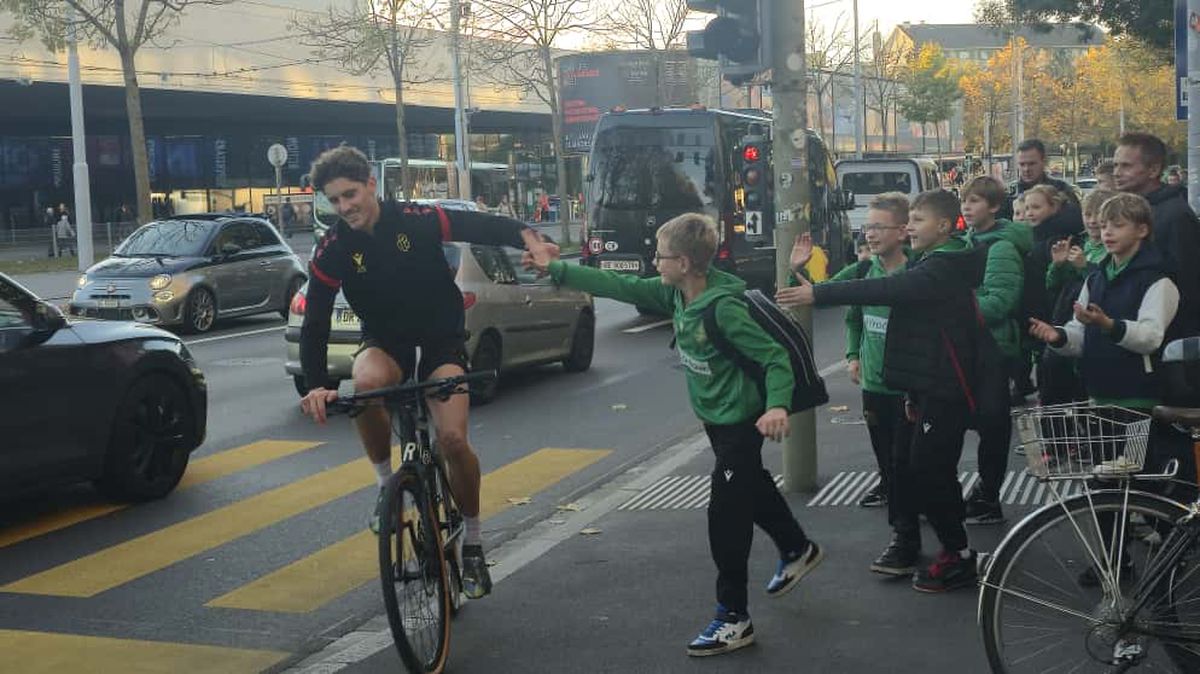 Jucătorii celor de la Basel vin la antrenament pe bicicletă + asaltați de copii pe trecerea de pietoni