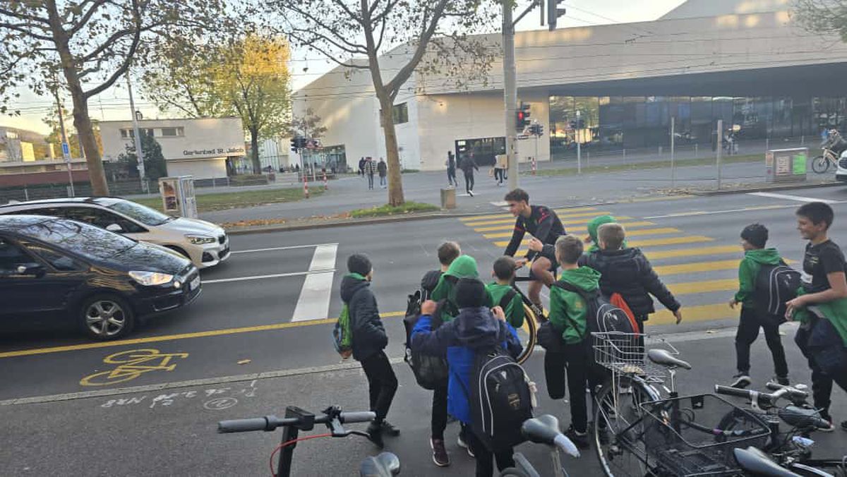 Jucătorii celor de la Basel vin la antrenament pe bicicletă + asaltați de copii pe trecerea de pietoni