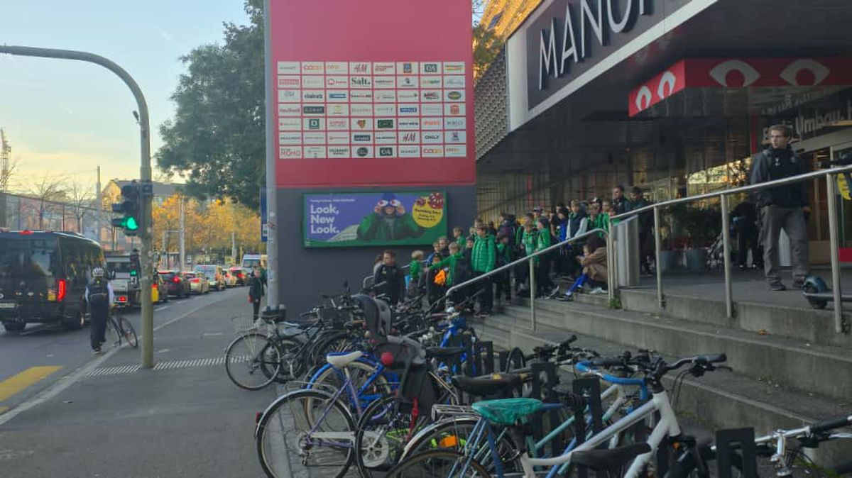 Jucătorii celor de la Basel vin la antrenament pe bicicletă + asaltați de copii pe trecerea de pietoni