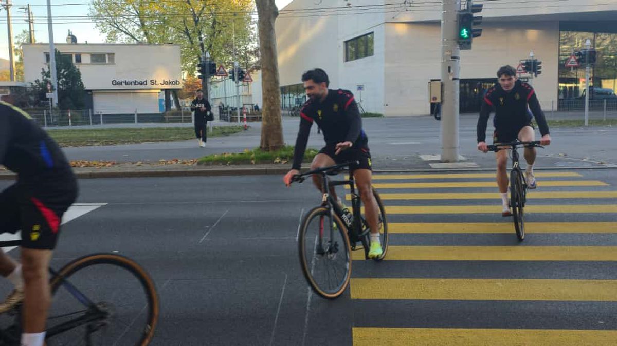 Jucătorii celor de la Basel vin la antrenament pe bicicletă + asaltați de copii pe trecerea de pietoni
