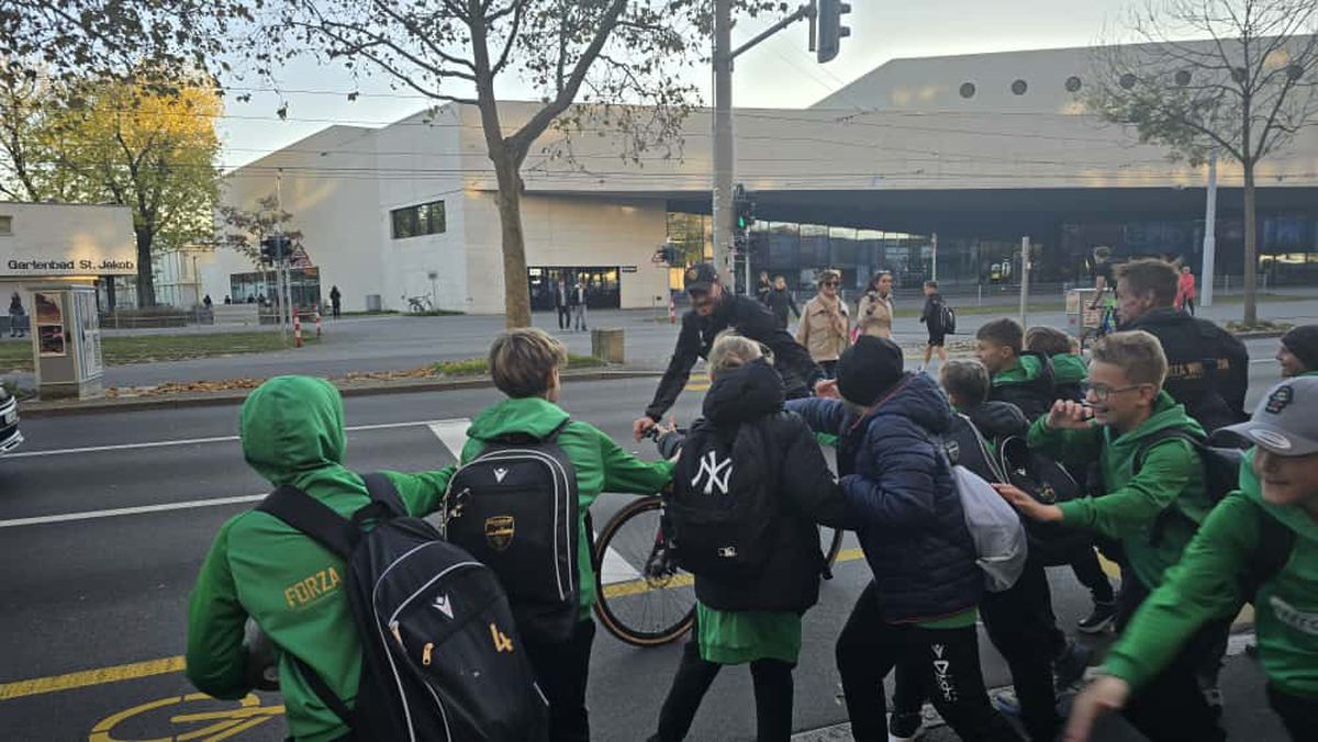 Jucătorii celor de la Basel vin la antrenament pe bicicletă + asaltați de copii pe trecerea de pietoni