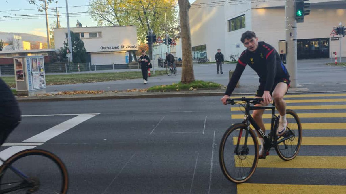 Jucătorii celor de la Basel vin la antrenament pe bicicletă + asaltați de copii pe trecerea de pietoni