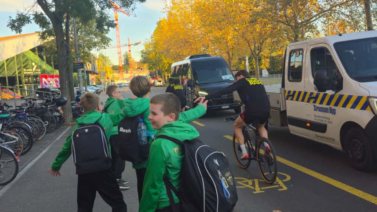Jucătorii celor de la Basel vin la antrenament pe bicicletă + asaltați de copii pe trecerea de pietoni