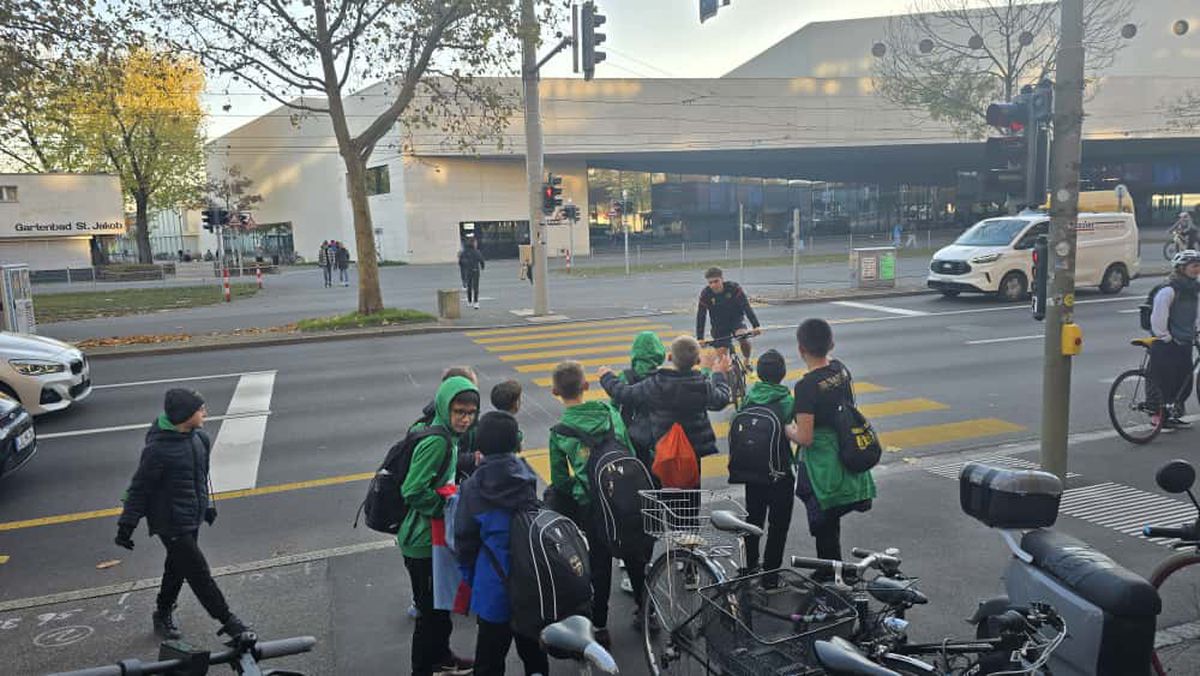 Jucătorii celor de la Basel vin la antrenament pe bicicletă + asaltați de copii pe trecerea de pietoni