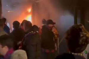 Scene neplăcute înainte de Club Brugge - Barcelona: fanii catalanilor au aprins torțe în autocar, iar vehiculul a luat foc